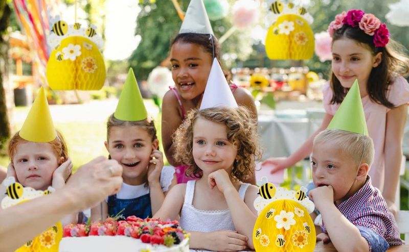 garden party paper honeycomb bee