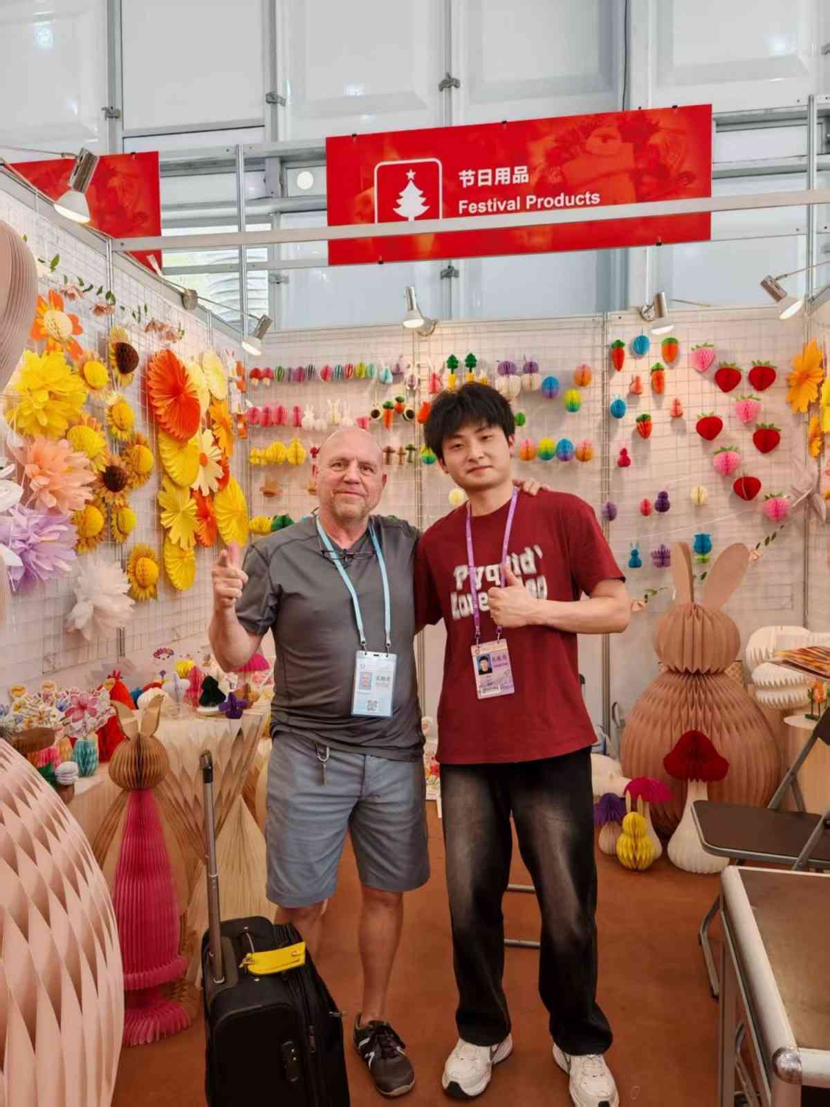 Sunbeauty Sales Wizard with Clients at Spring Canton Fair