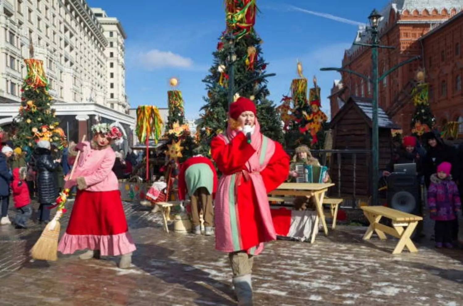 holiday-performances-at-the-shrovetide-on-manezhnaya-square-in-moscow-russia
