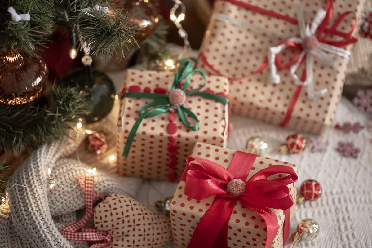 Sunbeauty Factory festive-gift-boxes-christmas-tree-closeup