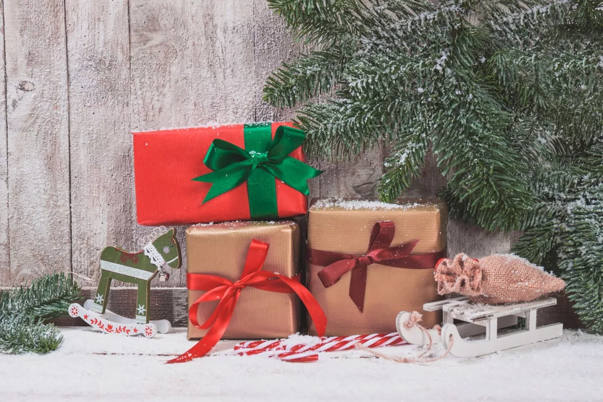 mountain-gift-with-christmas-tree-one-side
