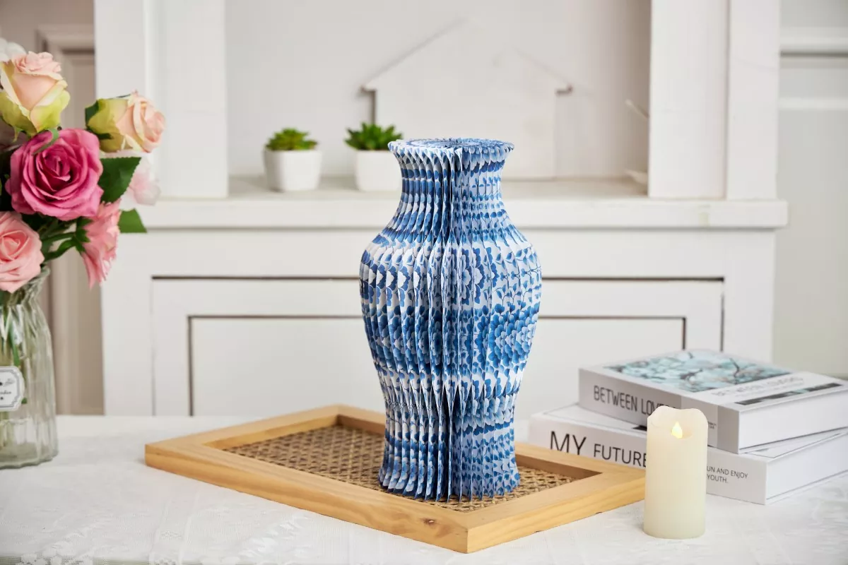 Supplier of Chinese-style blue and white porcelain paper honeycomb vases