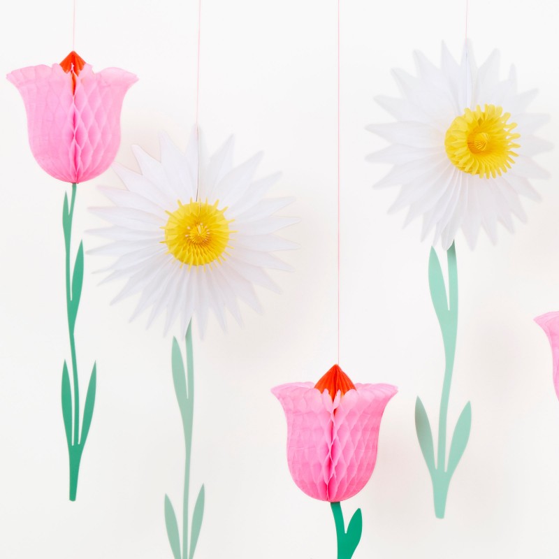 SUNBEAUTY Close-up of hanging daisy and tulip paper honeycomb decorations