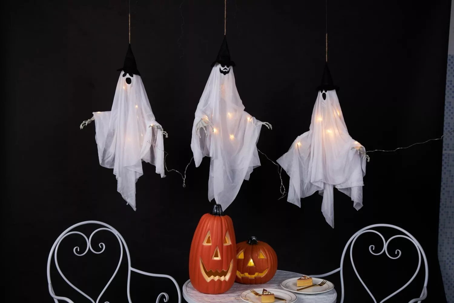 LED lighted hanging ghost Halloween decor set